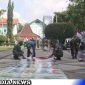 Caption: tampak personel Kodim 0828 Sampang memasang banner persiapan upacara penutupan program TMMD di halaman Pendopo Trunojoyo, (dok. regamedianews). 