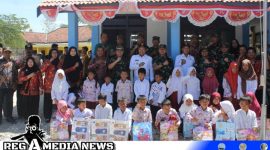 Caption: pose bersama Formopimda Sampang bersama para guru dan murid SDN Pasarenan 2, usai penutupan program TMMD ke-117,  (dok. regamedianews). 