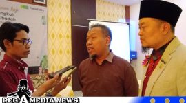 Caption: Kepala Departemen Gadai Area Pamekasan H.Purwanto, saat diwawancara awak media, usai seminar pembiayaan haji, (dok. regamedianews). 