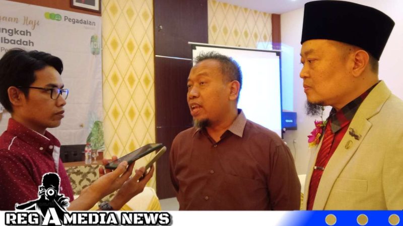 Caption: Kepala Departemen Gadai Area Pamekasan H.Purwanto, saat diwawancara awak media, usai seminar pembiayaan haji, (dok. regamedianews). 