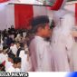 Caption: Ketua Bhayangkari Jawa Timur saat memberikan santunan kepada anak yatim, di Mako Polres Sampang, (dok. regamedianews). 