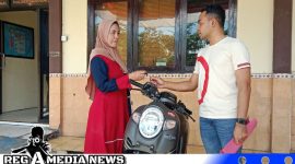 Caption: Kanit IV Tipiter Satreskrim Polres Sampang saat mengembalikan barang bukti curanmor kepada pemiliknya, (dok. regamedianews). 