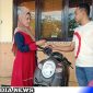 Caption: Kanit IV Tipiter Satreskrim Polres Sampang saat mengembalikan barang bukti curanmor kepada pemiliknya, (dok. regamedianews). 