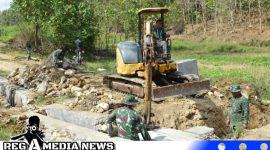Caption: gotong royong personel Satgas TMMD ke-117 Kodim 0828 Sampang melakukan pembongkaran jalan saat proses pembangunan rabat beton, (dok. regamedianews). 