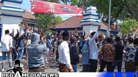Caption: sejumlah massa saat melakukan aksi demo di depan kantor Pemkab Sampang, (dok. regamedianews). 