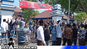 Demo Kecam Rocky Gerung di Sampang Kisruh