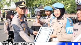 Caption: Kapolres Sampang AKBP Siswantoro saat memberikan reward kepada salah satu operator Quick Wins Presisi, (dok. Humas Polres Sampang). 