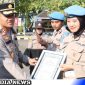 Caption: Kapolres Sampang AKBP Siswantoro saat memberikan reward kepada salah satu operator Quick Wins Presisi, (dok. Humas Polres Sampang). 