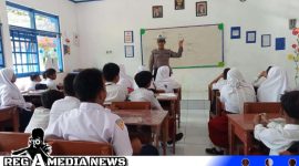 Caption: Bripka Rudi Kanit Kamsel Satlantas Polres Sampang saat sosialisasi dan imbauan ke SMPN 2 Sampang, (dok. regamedianews). 