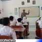 Caption: Bripka Rudi Kanit Kamsel Satlantas Polres Sampang saat sosialisasi dan imbauan ke SMPN 2 Sampang, (dok. regamedianews). 