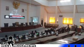 Caption: suasana saat berlangsungnya rapat paripurna DPRD Sampang dalam agenda mendengarkan pidato kenegaraan Presiden RI, (dok. regamedianews). 
