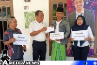 Caption: Kepala Disporabudpar Kabupaten Sampang H.Marnilem saat menyampaikan apresiasi kepada Halili atau Putra Zedana di kediamannya, (dok. regamedianews). 