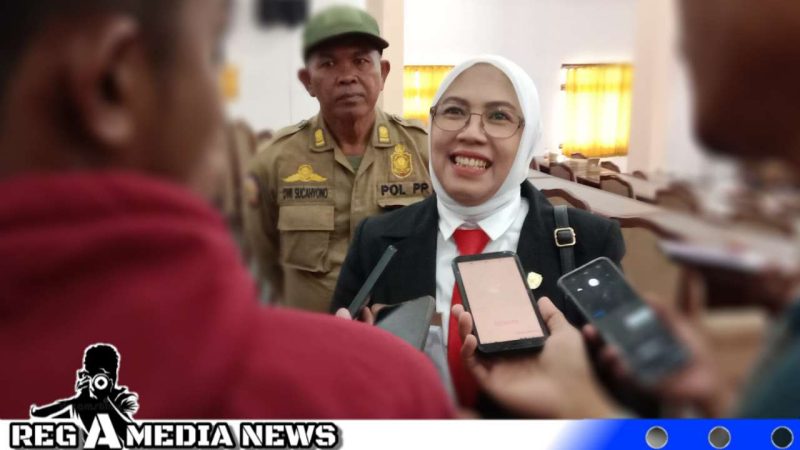 Caption: Nyai Hj.Anik Amanillah diwawancara awak media, setelah dilantik sebagai PAW anggota DPRD Sampang, (dok. regamedianews). 
