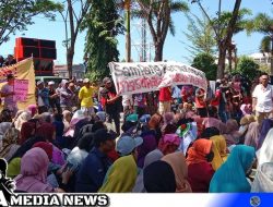 Pedagang Pasar Sampang Demo Tolak Direlokasi