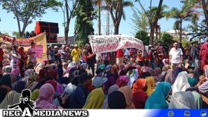 Pedagang Pasar Sampang Demo Tolak Direlokasi