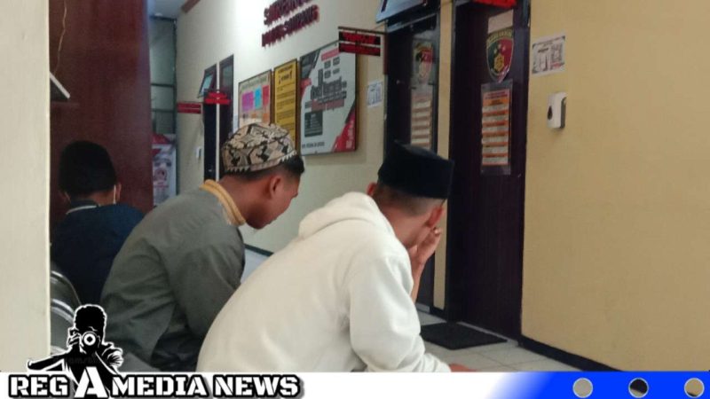 Caption: sejumlah saksi kasus dugaan penganiayaan oknum Sekdes saat menunggu didepan ruang penyidik Satreskrim Polres Sampang, (dok. regamedianews). 