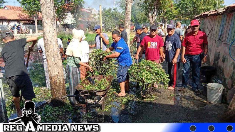 Caption: semangat gotong royong warga kampung Aji Gunung Sampang, saat membersihkan semak belukar kolam pancing, (dok. regamedianews). 