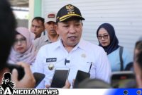 Caption: Bupati Sampang H.Slamet Junaidi diwawancara awak media usai tinjau Pasar Margalela, (dok. Prokopim Pemkab Sampang). 