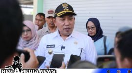 Caption: Bupati Sampang H.Slamet Junaidi diwawancara awak media usai tinjau Pasar Margalela, (dok. Prokopim Pemkab Sampang). 