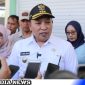 Caption: Bupati Sampang H.Slamet Junaidi diwawancara awak media usai tinjau Pasar Margalela, (dok. Prokopim Pemkab Sampang). 