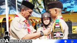 Caption: Penyematan Tanda Peserta Penerimaan Tamu Ambalan Humalanggi dan Bulaidaa, Gugus Depan 305-306 Pangkalan SMA Negeri 1 Gorontalo Utara Tahun 2023, oleh Sekertaris Wakil Ketua Bina Muda Kwartir Daerah Gerakan Pramuka Provinsi Gorontalo, Rudi Daenunu, SE., M.Si., (Foto Istimewah). 