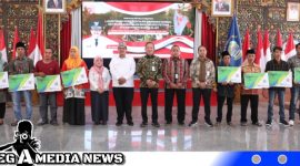Caption: Kepala BPJS Ketenagakerjaan Jawa Timur pose bersama, simbolis penyerahan Kartu BPJS Ketenagakerjaan kepada perwakilan petani, (dok. regamedianews). 