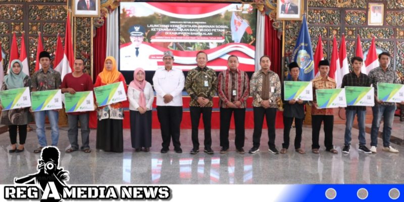 Caption: Kepala BPJS Ketenagakerjaan Jawa Timur pose bersama, simbolis penyerahan Kartu BPJS Ketenagakerjaan kepada perwakilan petani, (dok. regamedianews). 