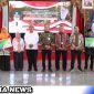 Caption: Kepala BPJS Ketenagakerjaan Jawa Timur pose bersama, simbolis penyerahan Kartu BPJS Ketenagakerjaan kepada perwakilan petani, (dok. regamedianews). 