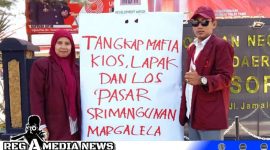 Caption: aksi aktivis MDW antarkan manusia karton kedepan Mapolres Sampang, tangkap mafia kios Pasar Srimangunan - Margalela, (dok. regamedianews). 