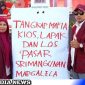 Caption: aksi aktivis MDW antarkan manusia karton kedepan Mapolres Sampang, tangkap mafia kios Pasar Srimangunan - Margalela, (dok. regamedianews). 