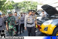 Caption: Kapolres Sampang AKBP Siswantoro saat cek kesiapan kendaraan dinas pelaksanaan Operasi Zebra Semeru 2023, (dok. regamedianews). 