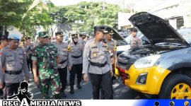 Caption: Kapolres Sampang AKBP Siswantoro saat cek kesiapan kendaraan dinas pelaksanaan Operasi Zebra Semeru 2023, (dok. regamedianews). 