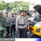 Caption: Kapolres Sampang AKBP Siswantoro saat cek kesiapan kendaraan dinas pelaksanaan Operasi Zebra Semeru 2023, (dok. regamedianews). 