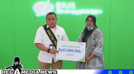 Caption: penyerahan santunan JKM secara simbolis oleh Kepala BPJamsostek Madura, (dok. BPJS Ketenagakerjaan). 