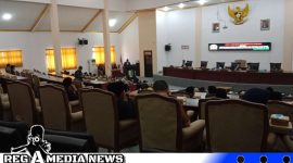 Caption: saat berlangsungnya rapat paripurna DPRD Sampang dalam penyampaian Banggar dan persetujuan bersama KUPA PPAS Perubahan tahun 2023, (dok. regamedianews). 