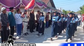 Caption: Didampingi forkopimcam, Kades Banjar Talela lepas peserta lomba gerak jalan, (dok. regamedianews). 