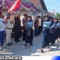 Caption: Didampingi forkopimcam, Kades Banjar Talela lepas peserta lomba gerak jalan, (dok. regamedianews). 