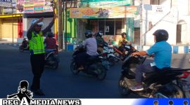 Caption: anggota Satlantas Polres Sampang saat melakukan pengaturan arus lalu lintas, (dok. regamedianews). 