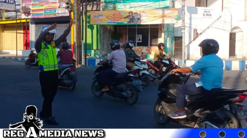 Caption: anggota Satlantas Polres Sampang saat melakukan pengaturan arus lalu lintas, (dok. regamedianews). 