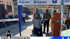 Caption: Kanit Kamsel Satlantas Polres Sampang sosialisasikan Kamseltibcarlantas kepada pengunjung Pasar Srimangunan, (dok. regamedianews). 