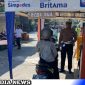 Caption: Kanit Kamsel Satlantas Polres Sampang sosialisasikan Kamseltibcarlantas kepada pengunjung Pasar Srimangunan, (dok. regamedianews). 