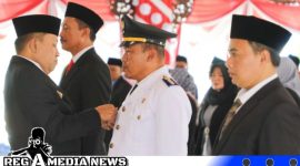 Caption: Bupati Sampang H.Slamet Junaidi saat melantik 79 pejabat, (dok. Prokopim Pemkab Sampang). 
