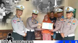 Caption: Kasat Lantas Polres Sampang bersama anggotanya, saat memberikan bansos kepada keluarga besar Polri, (dok. regamedianews). 