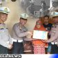 Caption: Kasat Lantas Polres Sampang bersama anggotanya, saat memberikan bansos kepada keluarga besar Polri, (dok. regamedianews). 