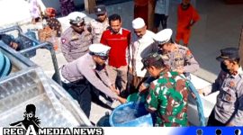 Caption: anggota Satlantas Polres Sampang bersama personel Polsek dan Koramil saat bantu mendistribusikan air bersih ke masjid, (dok. regamedianews). 
