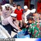 Caption: anggota Satlantas Polres Sampang bersama personel Polsek dan Koramil saat bantu mendistribusikan air bersih ke masjid, (dok. regamedianews). 