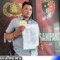 Caption: korban dugaan penipuan tunjukkan tanda terima laporan dari Polres Sampang, (dok. regamedianews). 