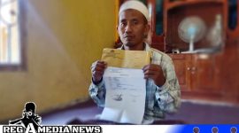 Caption: Abdur Rohim tunjukkan surat bukti laporan pengaduan dari Polres Sampang, (dok. regamedianews). 