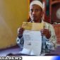 Caption: Abdur Rohim tunjukkan surat bukti laporan pengaduan dari Polres Sampang, (dok. regamedianews). 