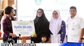 Caption: BPJS Ketenagakerjaan secara simbolis serahkan santunan dan beasiswa kepada ahli waris, (dok. BPJS). 